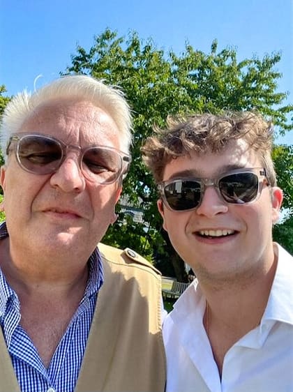 El príncipe Laurent de Bélgica junto a su hijo Clément Vanderkerckhove. Fuente: X