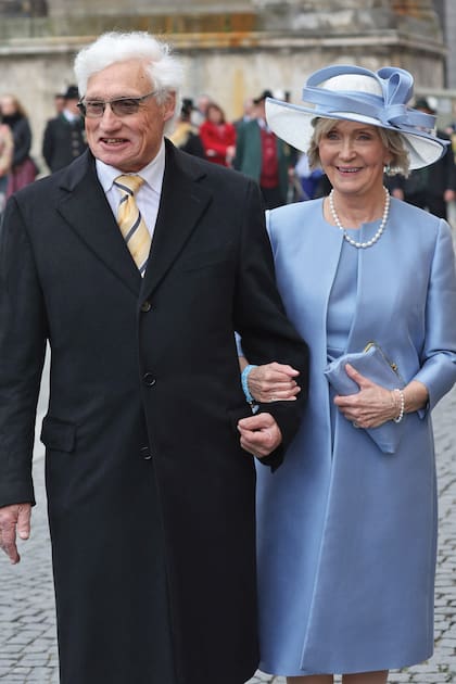 El príncipe Leopoldo de Baviera, padre del novio, ingresó al templo
acompañado de la madre de Sophie-Alexandra.