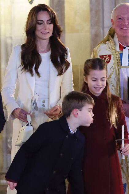 El príncipe Louis, en su debut en este evento, fue uno de los protagonistas de la jornada con sus travesuras al soplar las velas de sus hermanos y de su padre para apagarlas. La cara de Kate lo.dice todo.