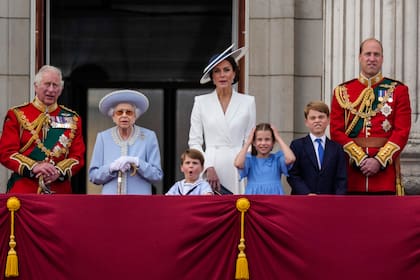 El príncipe Louis junto a los demás miembros de la realeza, mientras hace sus peculiares gestos en el Jubileo de la reina Isabel II (Alastair Grant/Pool Photo via AP)