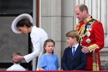 El príncipe Louis junto a su madre, Kate; al lado, George y Charlotte, y su padre, William 