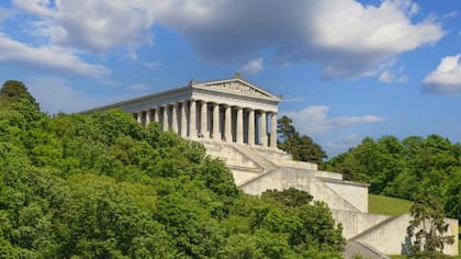 El príncipe Luis de Baviera mandó construir un templo en lo alto de una colina que se inspiraba en la leyenda del Valhalla, el lugar a donde los vikingos creían que irían tras morir en batalla