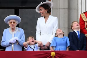 La reina Isabel II inauguró los festejos de cuatro días por sus 70 años en el trono: quiénes la acompañan