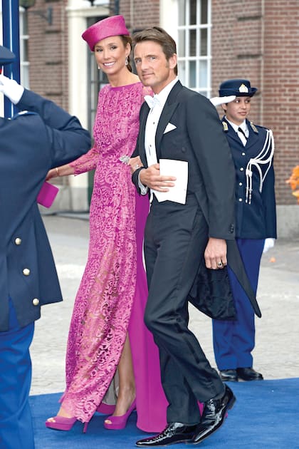 El príncipe Maurits de Orange-Nassau, hijo menor de la princesa Margarita, junto con su mujer, Marie-Hélène van den Broek. La princesa eligió un impresionante traje de encaje fucsia y sombrero al tono.