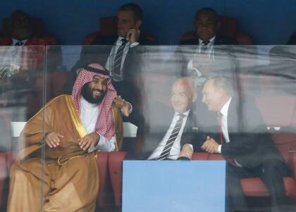 El príncipe Mohammed bin Salman, de Arabia Saudita; Infantino, y Vladimir Putin, el presidente ruso, en el partido inaugural del Mundial Rusia 2018; el dirigente de FIFA tiene muy buenos vínculos con mandatarios, incluso de gobiernos cuestionados internacionalmente.