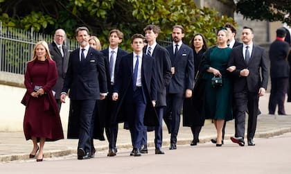 El príncipe Pablo -actual jefe de la casa real helena- y su mujer Marie Chantal, seguidos por sus hijos Olympia, Aquileas, Odysseas y Aristides (faltó el príncipe Constantino Alexios). Detrás van su hermano el príncipe, Philippos y su mujer, Nina; y su hermana, la princesa Theodora con su prometido, Matthew Jeremiah Kumar.