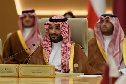 El príncipe saudita Mohammed bin Salman escucha al presidente Donald Trump durante un evento internacional (Archivo)