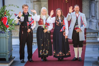 El príncipe Sverre Magnus, la princesa heredera Mette Marit, la princesa Ingrid Alexandra y el príncipe heredero Häkon Magnus de Noruega asisten al Día de la Constitución Noruega con el desfile infantil en su residencia de Skaugum el 17 de mayo de 2025 en Oslo, Noruega