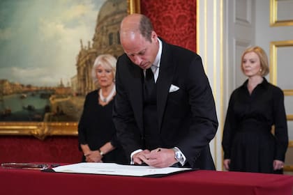 El Príncipe William de Gran Bretaña, Príncipe de Gales, firma la Proclamación de Adhesión del Rey Carlos III