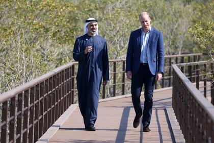 El Príncipe William, Duque de Cambridge recorre los humedales de Abu Dhabi en el Parque de los Manglares de Jubail con Su Alteza el Jeque Khaled bin Mohamed bin Zayed Al Nahyan. Ambos estudiaron en la academia militar Sandhurst