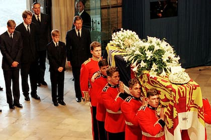 El príncipe William, el conde Spencer, el príncipe Harry y el príncipe Carlos, siguen el ataúd de la Princesa Diana de Gales hasta la Abadía de Westminster