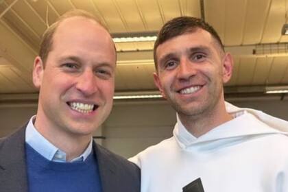 El príncipe William fue a un entrenamiento del Aston Villa y se fotografió con el Dibu Martínez