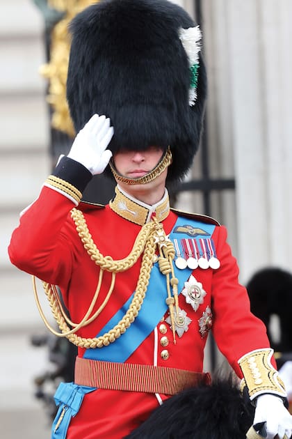 El príncipe William llevó el uniforme de gala de la Guardia Galesa, regimiento del que es coronel en jefe, que acompañó con las medallas del Jubileo de Oro, Diamante y Platino de Isabel II más la Medalla de la Coronación.
