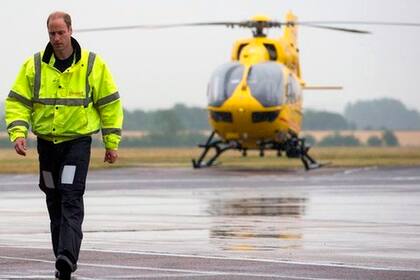 El príncipe William luego de haber piloteado un helicóptero que forma parte del servicio de emergencias