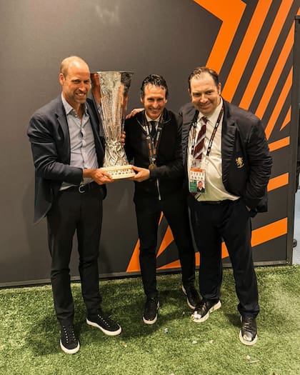 El príncipe William, sosteniendo el trofeo de la Europa League junto con Unai Emery, del club del que es fanático