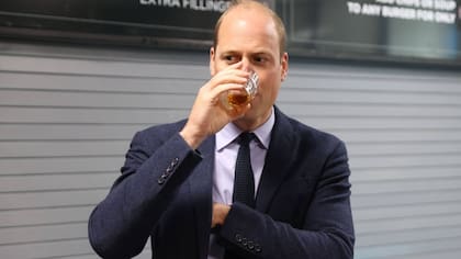 El príncipe William suele disfrutar de un cóctel elaborado con licor de durazno, brandy y vino espumante