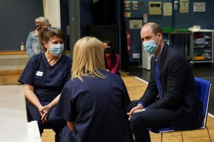 El príncipe William visitó un centro de vacunación para agradecer la labor de los voluntarios y del personal del sector sanitario que están trabajando en la campaña de inoculación