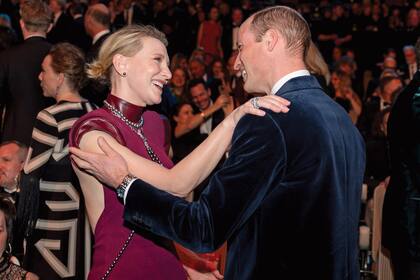 El príncipe William y Cate Blanchett (impecable con un diseño de Louis Vuitton) se dieron un cálido saludo y compartieron la velada sentados uno al lado del otro.