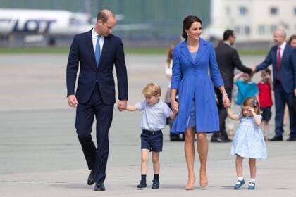 El príncipe William y Kate Middleton tuvieron que pedir un permiso especial a la reina para poder viajar en familia