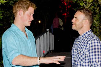 El príncipe y Gary Barlow, tras grabar el álbum.