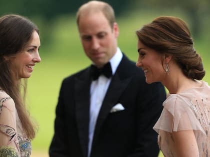 El príncipe y la princesa de Gales junto a Sarah Rose Hanbury
