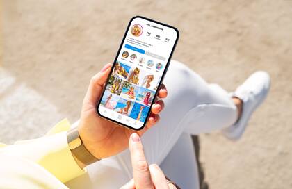 El problema es que ese “feed personalizado” se transforma en un loop. Un tip de productividad, belleza o alimentación sana visto por más de unos segundos basta para que aparezcan cien más