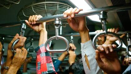 El problema no es solo la gente que estornuda o tose (en caso de estar infectada) sino también las superficies como las manijas, que pueden llegar a estar contaminadas