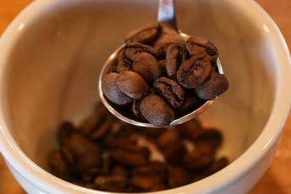 El problema no suele ser el café en sí, sino el exceso de cafeína y las condiciones particulares de cada persona
