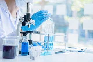 El problema de las superbacterias que tomó años en ser resuelto por científicos y que la IA solucionó en dos días