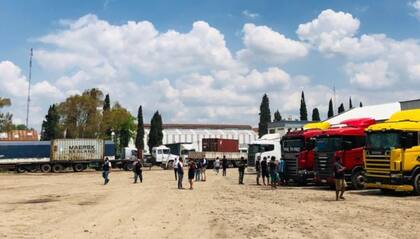 El procedimiento de la AFIP consistió en una verificación física y cruce documental en un depósito fiscal que culminó con el secuestro de los 16 camiones con patente paraguaya que tenían previsto exportar la soja a ese país