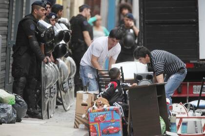 El procedimiento lo llevan adelante en forma conjunta personal de las policías Federal y Metropolitana en una propiedad situada sobre la calle Chacabuco al 600