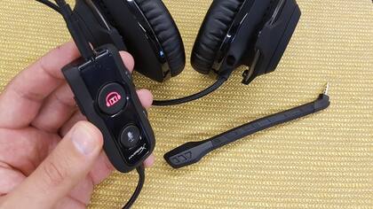 El procesador de audio con el sonido 7.1 activo; atrás, los auriculares circumaurales y el micrófono desmontable