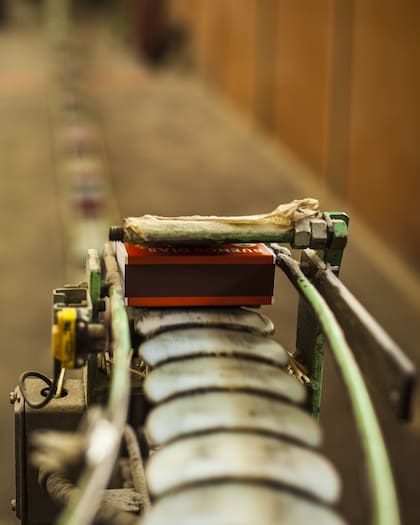 El proceso culmina con la caja terminada, lista para llegar a nuestras manos.