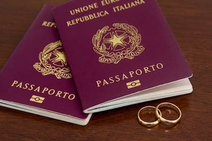 El proceso de ciudadanía italiana en pareja requiere planificación, cumplimiento de requisitos y certificación de idioma. La decisión de iniciar el trámite suele estar vinculada a proyectos de vida compartidos fuera del país.