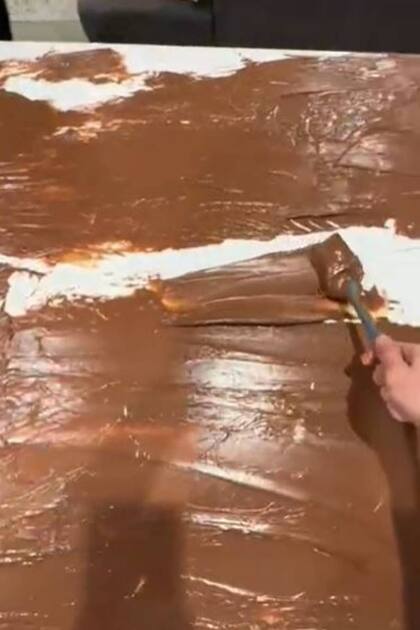 El proceso de cobertura con Nutella de la cocina de una familia, un video que se volvió viral en TikTok