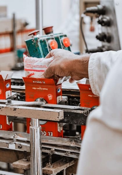 El proceso de envasado en cajas