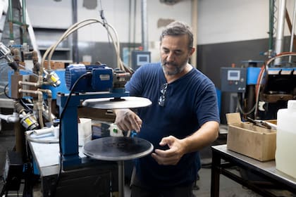 El proceso de fabricación en la fábrica Laserdisc, ubicada en Mataderos