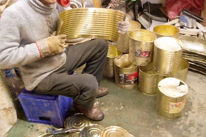 El proceso de rescate de las latas.
