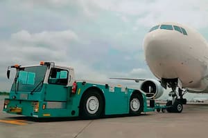 Un gremio aeronáutico denunció a Milei y a Caputo por la tasación de Intercargo