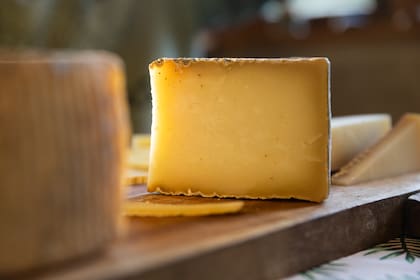 El proceso es muy artesanal: “Lograr un buen queso nos llevó mucho tiempo: actualmente hacemos una producción limitada de quesos únicos”, aseguran.