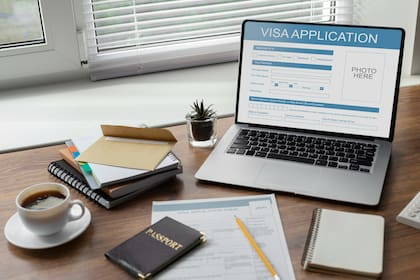El proceso para la solicitud de documentos de autorización de empleo inicia con el llenado de un formulario en línea