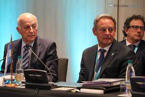 El procurador Eduardo Casal y el secretario de Coordinación Institucional, Juan Manuel Olima Espel, en la reunión de la Asociación Iberoamericana del Ministerio Público en Chile