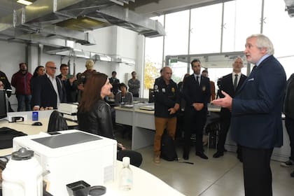 El procurador general bonaerense, Julio Conte Grand, con los fiscales que coordinaron un importante operativo contra la distribución de imágenes de abuso de menores