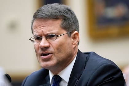 El procurador general D. John Sauer argumentó en la solicitud de emergencia que los tribunales no podían revisar la decisión de Noem