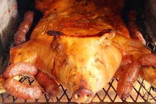 La particular técnica para trozar y asar un lechón que se volvió viral