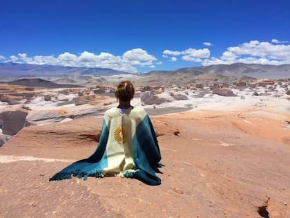 El producto estrella de Rua Chaky es el poncho con la bandera argentina popularizado gracias a un video viral de Lisandro Martínez, jugador de la selección nacional de fútbol