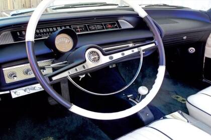 El producto final fue bastante sorprendente: tiene un motor V8 con transmisión automática de 4 velocidades y un nuevo sistema hidráulico