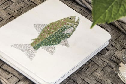 El producto que marcó la esencia de 7&diez fueron los cuadernos de animales estampados y bordados a mano.