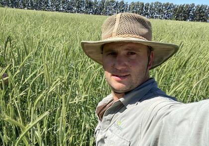 El productor Alejandro Giorgi, en su campo de Bigand