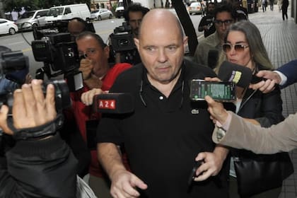 El productor Carlos Rottemberg dialogó con la prensa al llegar a la Legislatura